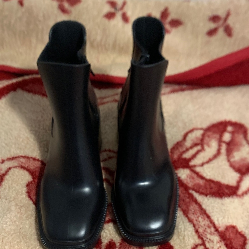 NWOT INC International Concepts Sleek Black Ankle Rsin Booties